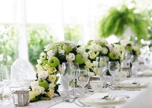 Trang trí bàn tiệc cưới với hoa