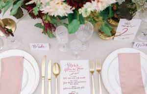 Gợi ý cách trang trí đĩa ăn của khách mời khi tổ chức tiệc cưới cao cấp