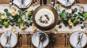 Gợi ý cách trang trí đĩa ăn của khách mời khi tổ chức tiệc cưới cao cấp
