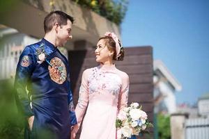 Tiệc cưới lưu động – Những bí quyết lựa chọn áo dài cưới cho những nàng dâu mảnh khảnh