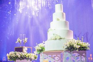 Tổ chức tiệc cưới tại nhà – Thoả mắt với những chiếc bánh kem cưới tuyệt đẹp