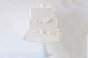 Ý tưởng bánh cưới hình vuông cho cặp đôi hiện đại khi đặt tiệc cưới tại nhà chuyên nghiệp