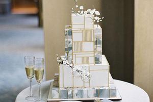 Ý tưởng bánh cưới hình vuông cho cặp đôi hiện đại khi đặt tiệc cưới tại nhà chuyên nghiệp