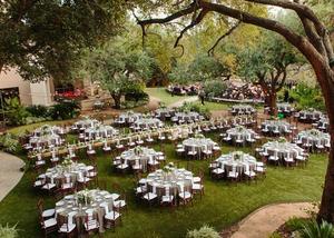 Không gian buổi tiệc cưới sân vườn sẽ để lại rất nhiều những điều ấn tượng cho tất cả khách mời